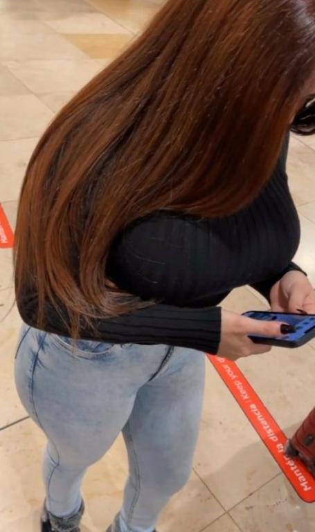 قنص أجسام جذابة بالجينز الضيق