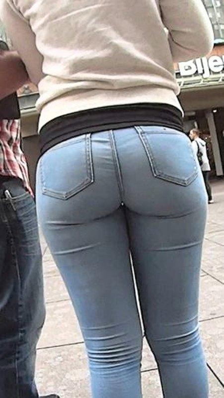 قنص أجسام جذابة بالجينز الضيق