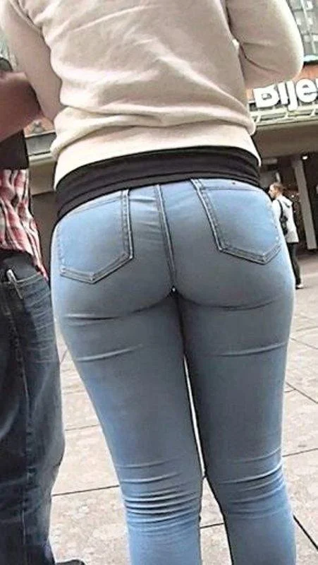 قنص أجسام جذابة بالجينز الضيق