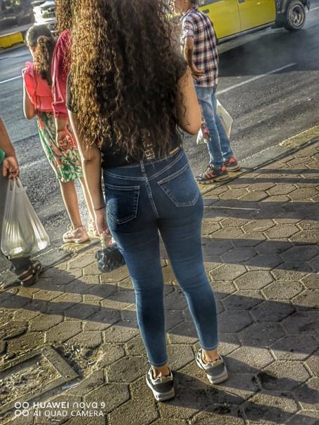 قنص أجسام جذابة بالجينز الضيق