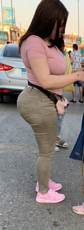 قنص أجسام جذابة بالجينز الضيق