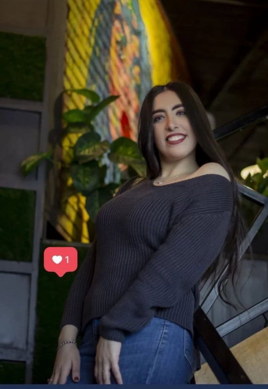 البوم كامل بنت تصور جسمها وهي بتلعب في بزازها