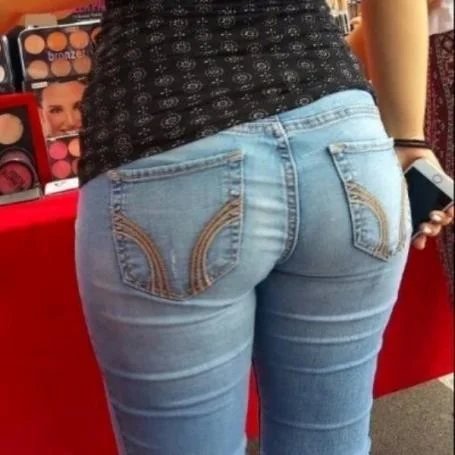 قنص أجسام جذابة بالجينز الضيق