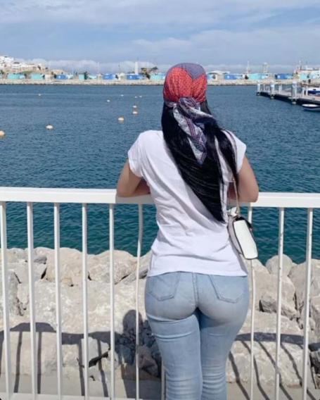 قنص أجسام جذابة بالجينز الضيق