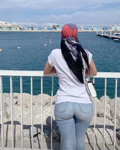 قنص أجسام جذابة بالجينز الضيق