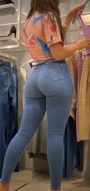 قنص أجسام جذابة بالجينز الضيق