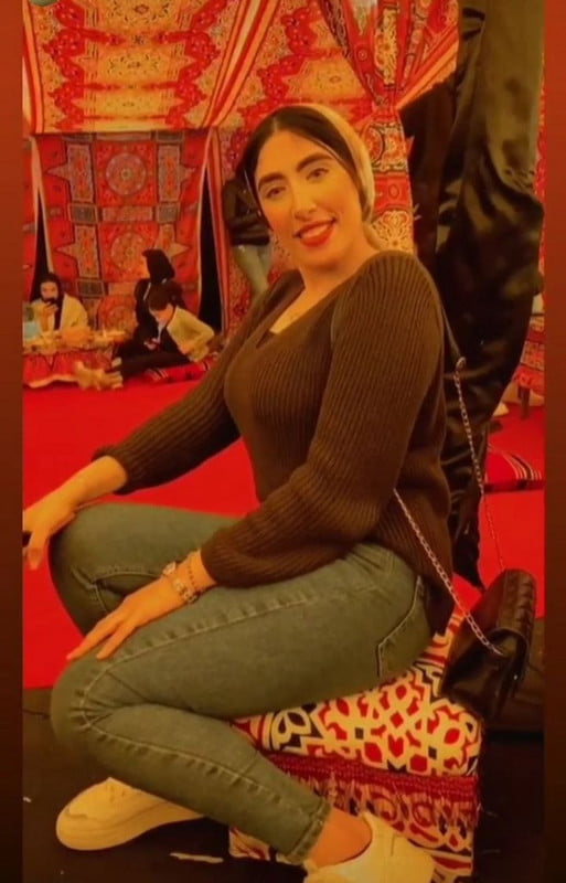 البوم كامل بنت تصور جسمها وهي بتلعب في بزازها