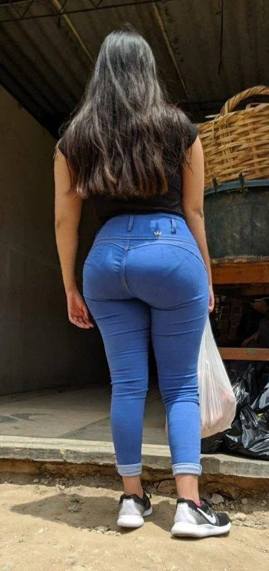 قنص أجسام جذابة بالجينز الضيق