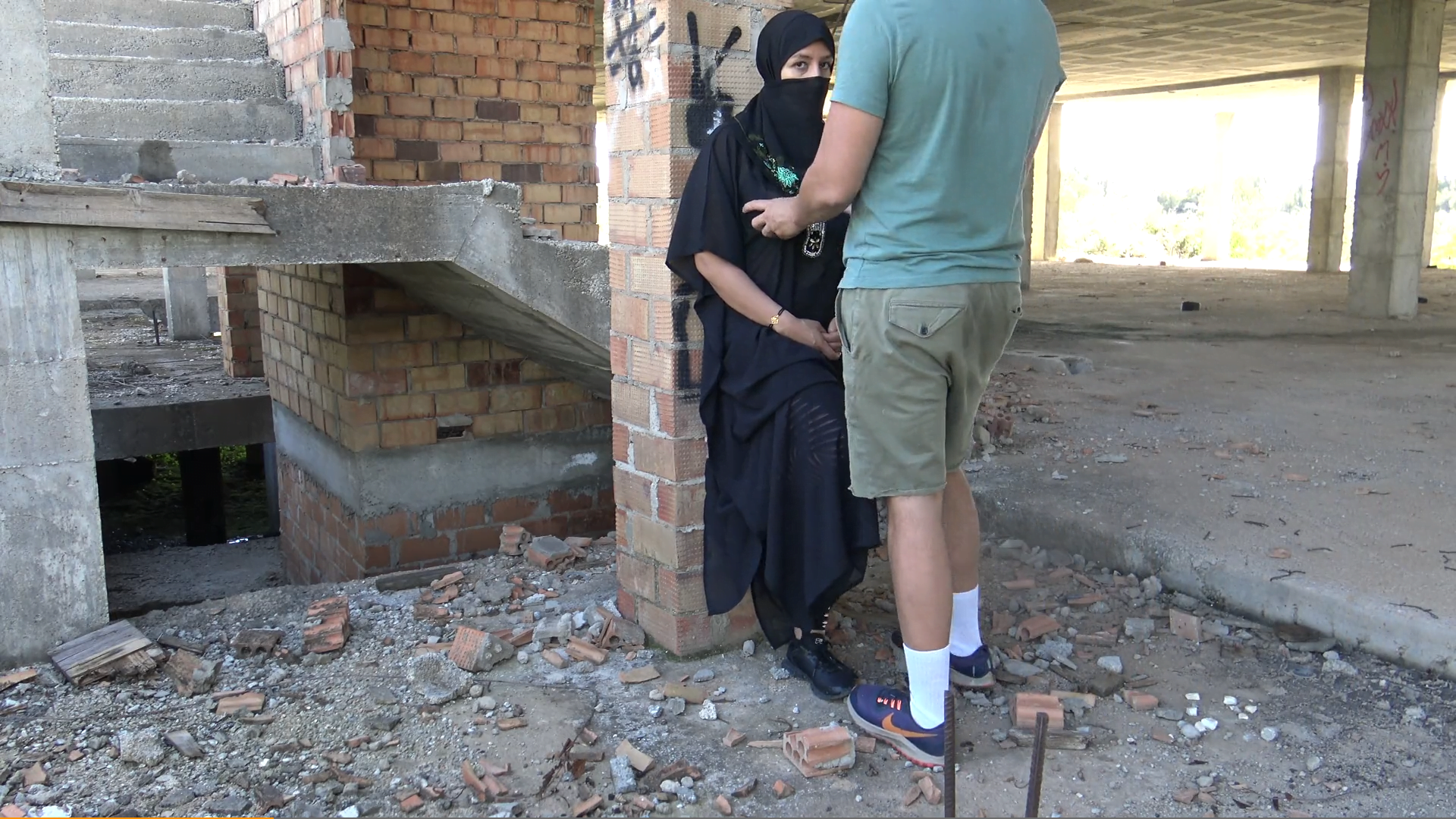 جندي يزني بطيز امرأة محجبة برة البيت