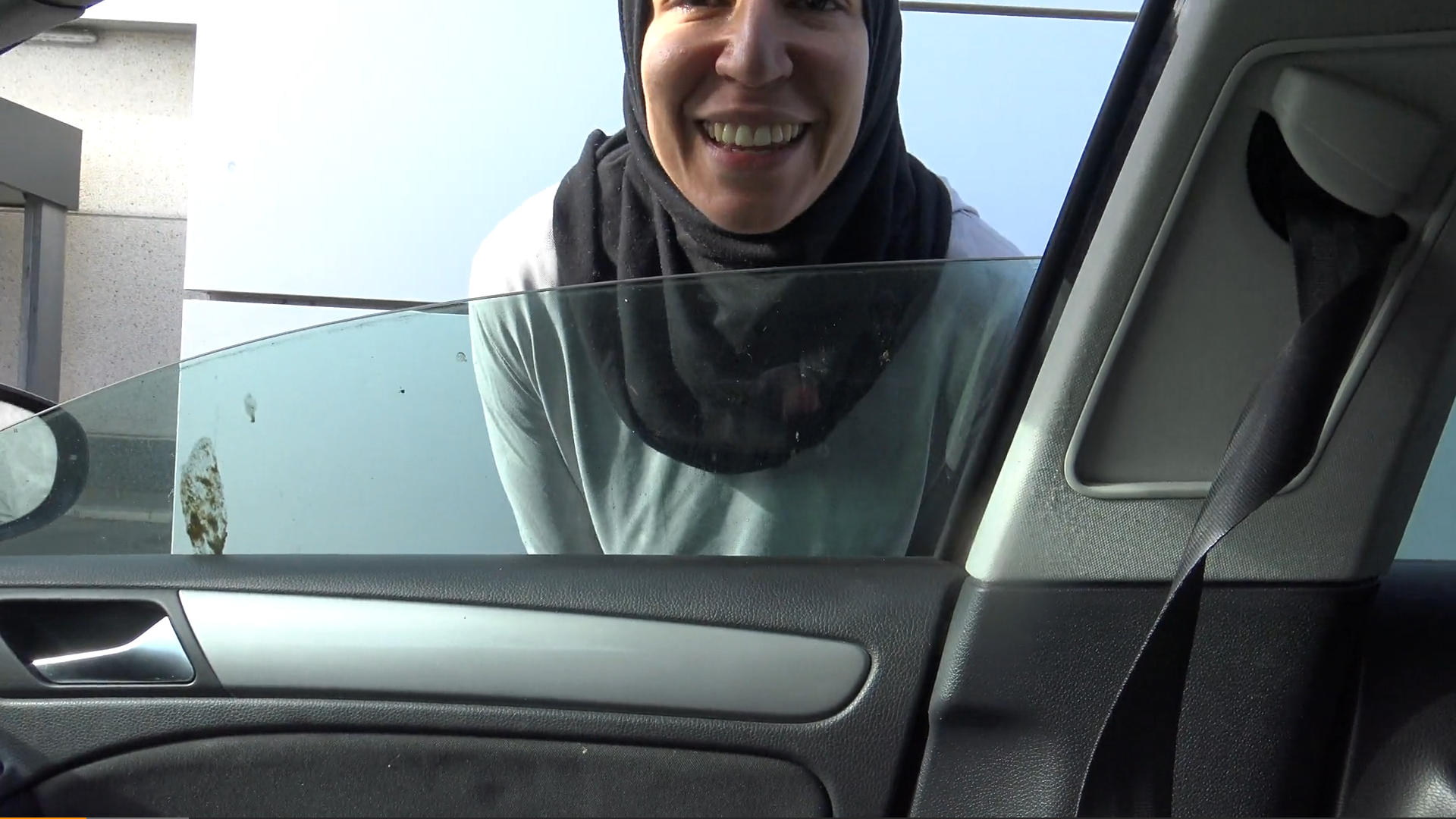 محجبة مصرية توقف واحد وتركب معاة العربية وتمصله