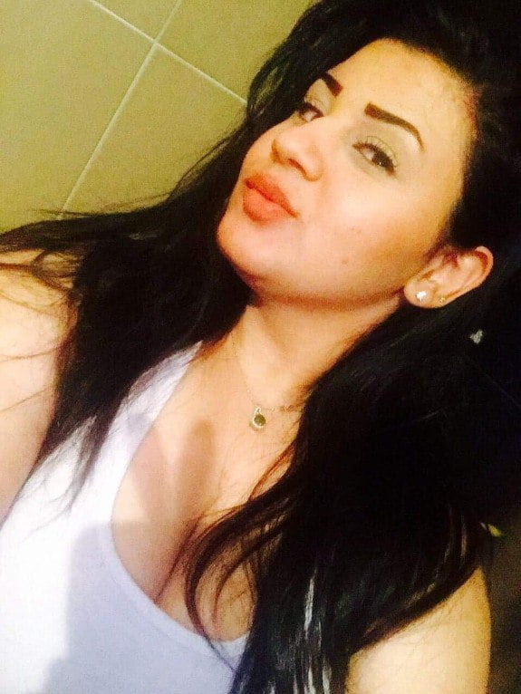  صور البوم واحدة بتتصور لحبيبها وتفرجه كسها الحلو