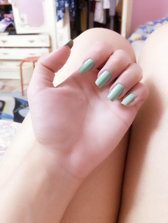 صور البوم واحدة بتتصور لحبيبها وتفرجه كسها الحلو