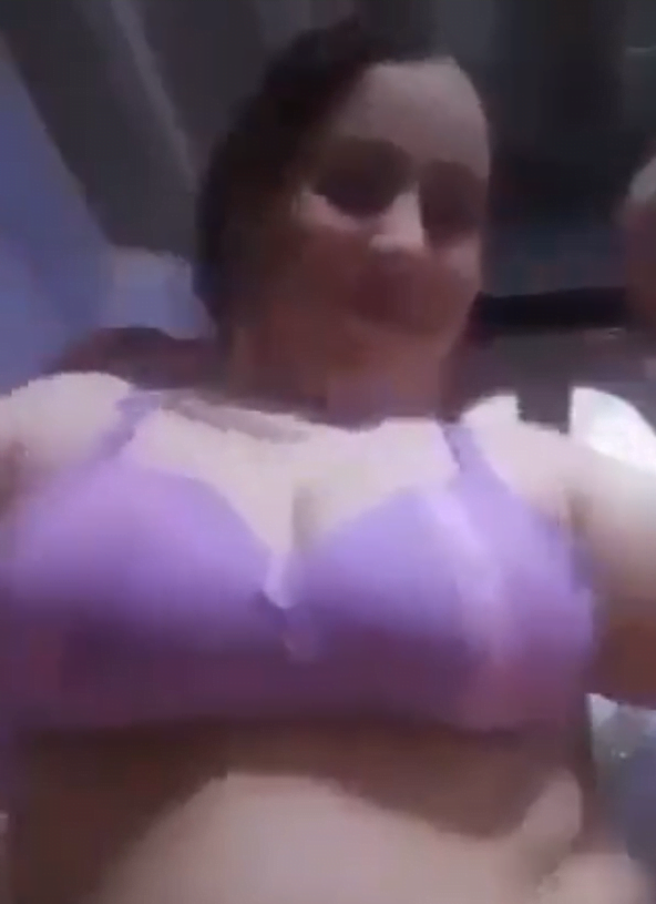 ام مصرية مربربة تعرض جسمها