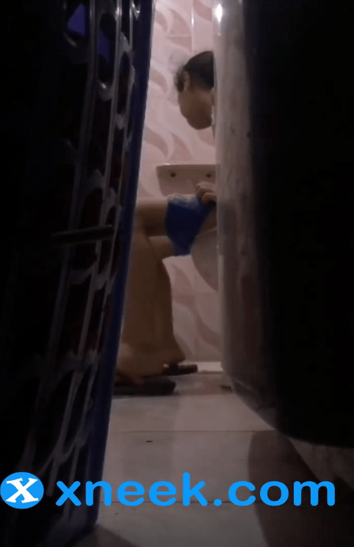 ديوث مصري بيصور اخته الاندرايدج وهي في الحمام