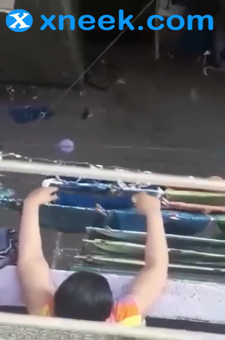 مصري ببيصور جارته وهي بتنشر الغسيل من البلكونة