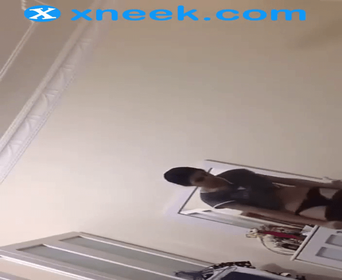 مصري بيصور اخته وهي بتغير هدومها