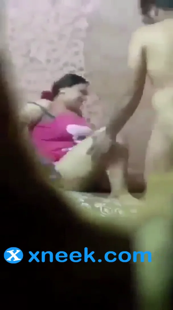 مصري بيتجسس على اخته وجوزها بينيكها من خرم الباب