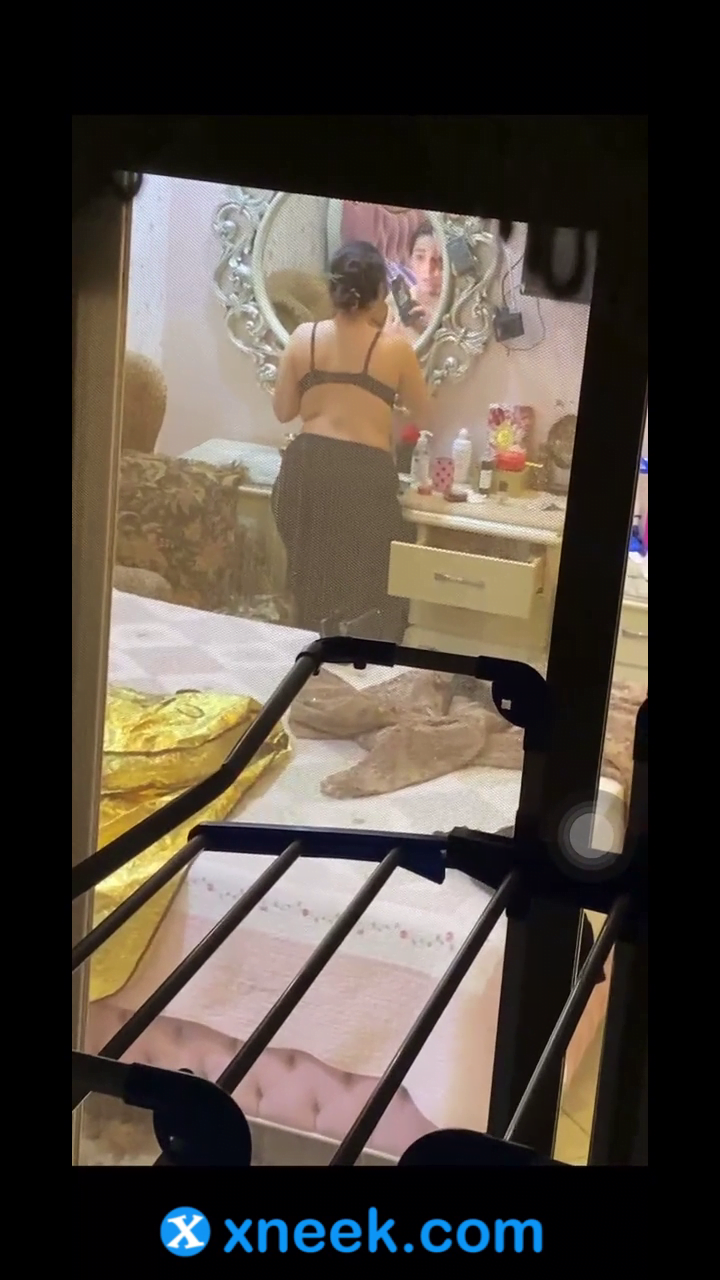 مصري بيتجسس على جارته الفرسة