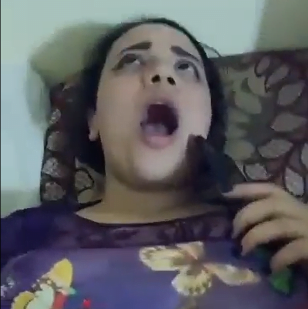 تتكلم مع زوجها وتتنك من حبيبها