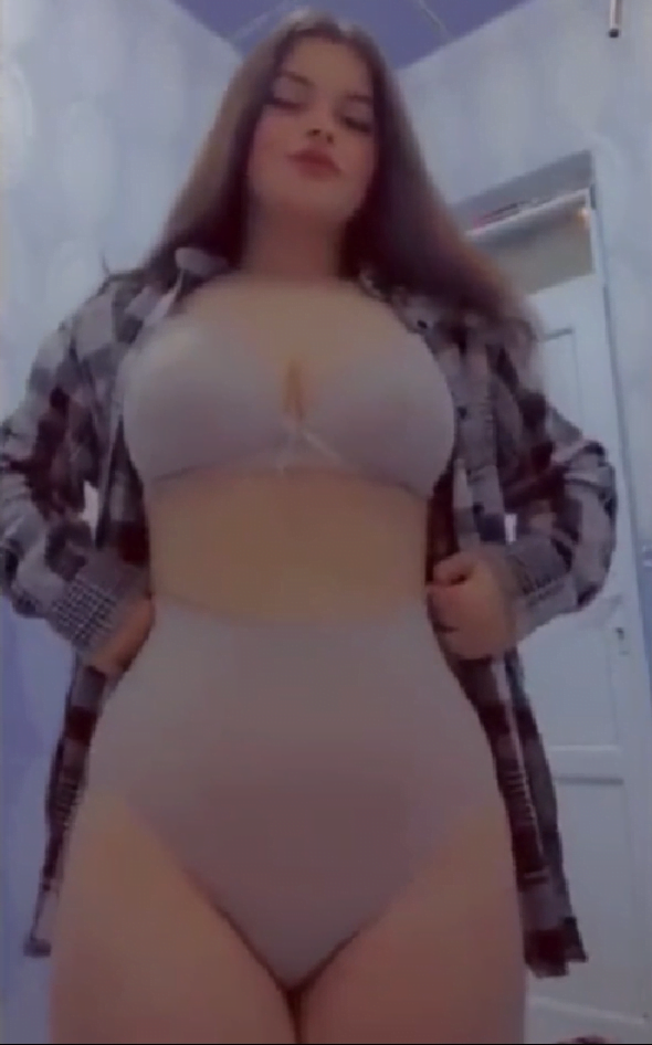 مصرية تستعرض جسمها سكسي