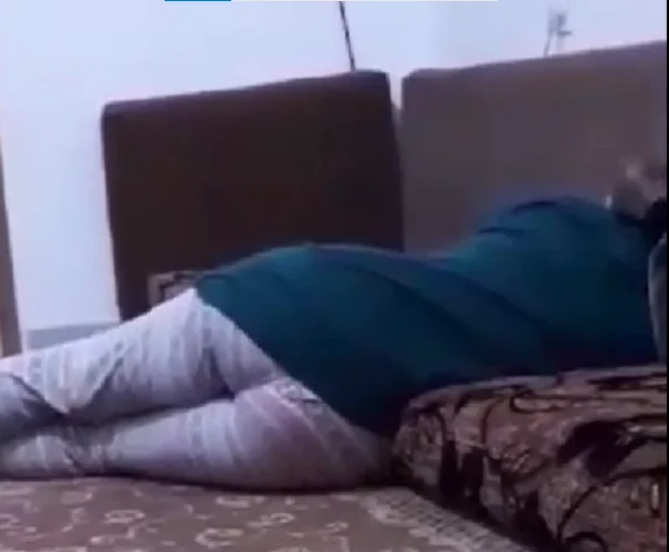 مصري يصور طيز امه
