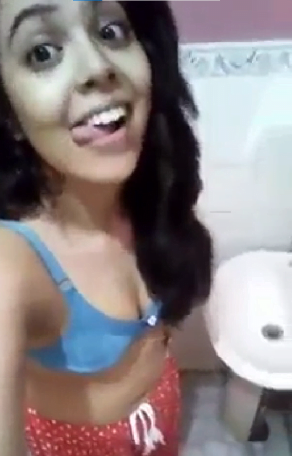 مجنونة مصرية تستعرض جسمها