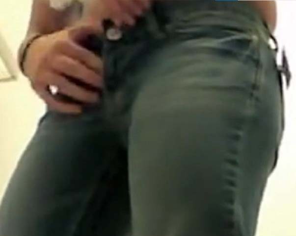 تجسس في غرفة تبديل الملابس العامة