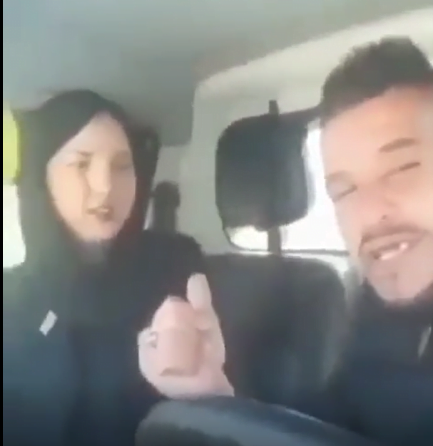 مغربي مع حبيبته في السيارة