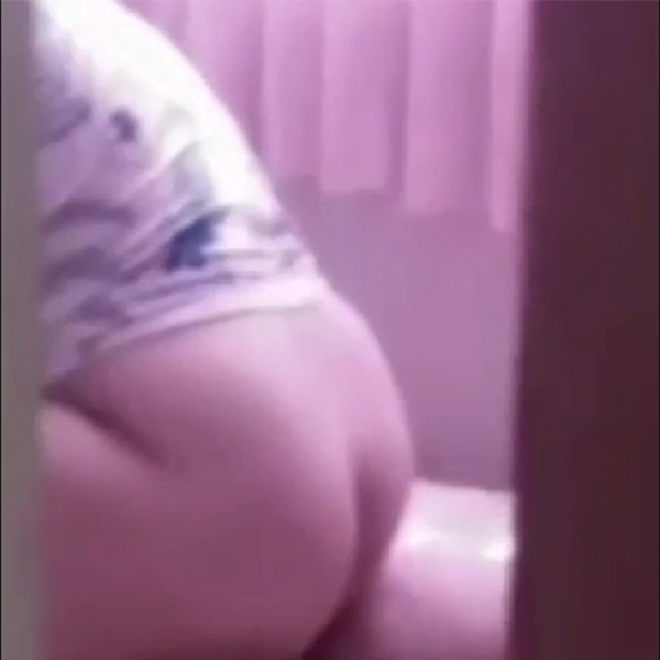 مغربي يصور امه وهيا تتنك من ابوه